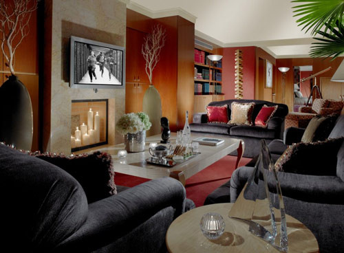 Căn hộ có cả những thiết bị chống trộm tối tân nhất, mọi cánh cửa đều bọc thép, có tác dụng chống đạn