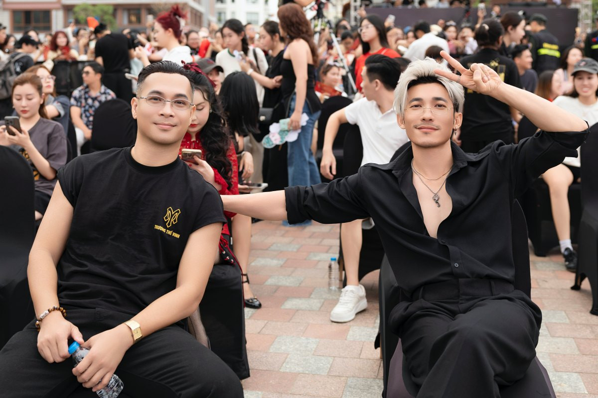 Hai anh tài Trương Thế Vinh và Liên Bỉnh Phát "siêu ngầu" tại fan meeting.