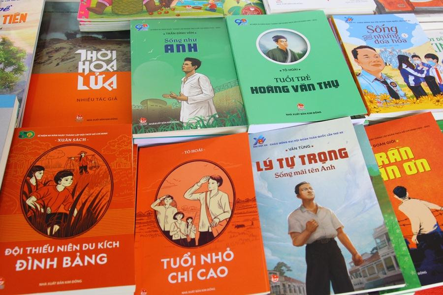 Các tựa sách về tấm gương của các anh hùng nức tiếng một thời do NXB Kim Đồng phát hành. Các tựa sách về tấm gương của các anh hùng nức tiếng một thời do NXB Kim Đồng phát hành.