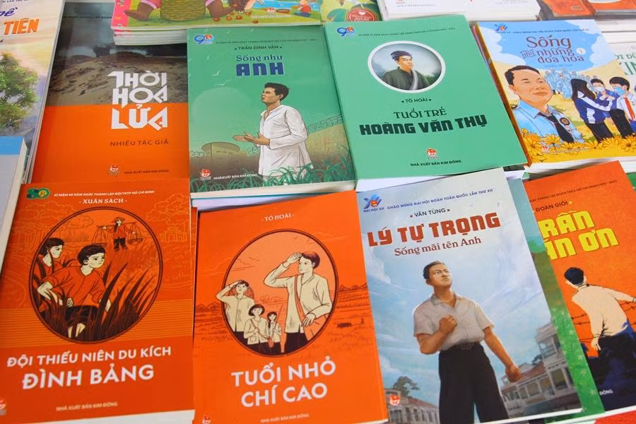 Các tựa sách về tấm gương của các anh hùng nức tiếng một thời do NXB Kim Đồng phát hành. Các tựa sách về tấm gương của các anh hùng nức tiếng một thời do NXB Kim Đồng phát hành.