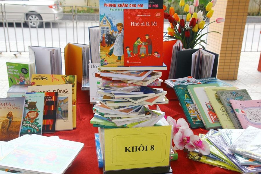 Gian trưng bày do các khối lớp thực hiện bên lề buổi giao lưu sách. Gian trưng bày do các khối lớp thực hiện bên lề buổi giao lưu sách.