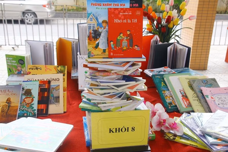 Gian trưng bày do các khối lớp thực hiện bên lề buổi giao lưu sách. Gian trưng bày do các khối lớp thực hiện bên lề buổi giao lưu sách.