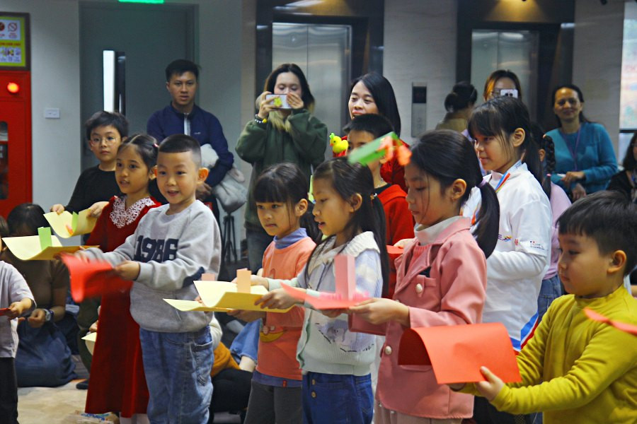 Các bạn nhỏ được bác Yuichi Kimura hướng dẫn làm chong chóng tre, chú ếch biết nhảy. Các bạn nhỏ được bác Yuichi Kimura hướng dẫn làm chong chóng tre, chú ếch biết nhảy.