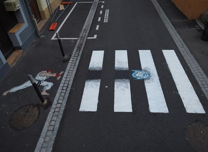 Oak Oak rất thích &quot;nghịch&quot; với vạch kẻ đường