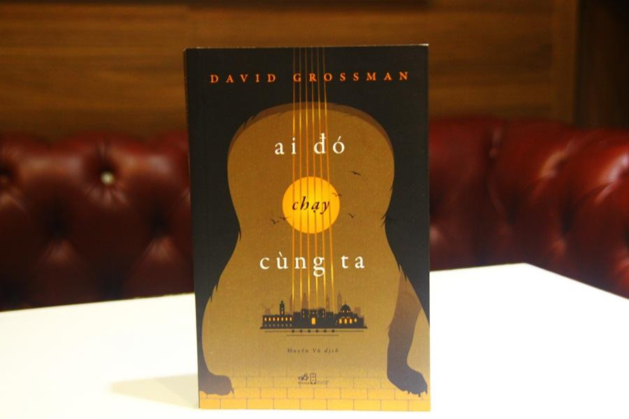 "Ai đó chạy cùng ta" được xem là một áng văn thơ mộng khi kể về tình yêu lý tưởng của hai thiếu niên 16 tuổi, dù phải trải qua nhiều rắc rối.