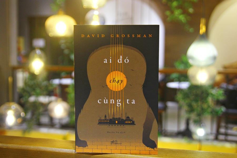 Đi tìm chủ nhân cho một chú chó bị lạc, Assaf lần dò theo những manh mối về một cô gái tên là Tamar.