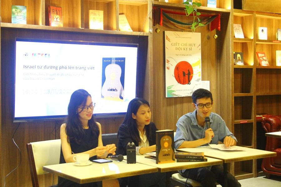 Nhà văn Hiền Trang và hai biên tập viên Trần Linh và Đức Anh chia sẻ về cuốn sách "Ai Đó Chạy Cùng Ta" (trái qua phải).