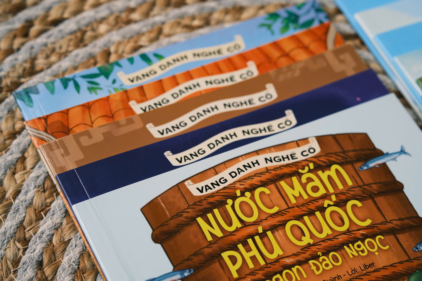 Bộ sách mang đến những kiến thức nền tảng, giúp các bạn tween có thêm hiểu biết về những nghề cổ ở Việt Nam. Bộ sách mang đến những kiến thức nền tảng, giúp các bạn tween có thêm hiểu biết về những nghề cổ ở Việt Nam.