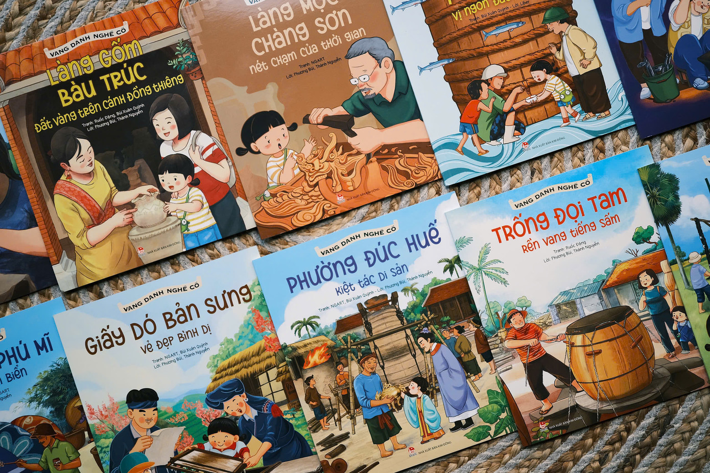 Mỗi một tập truyện là một hành trình ly kỳ của cô bé An khám phá các làng nghề. Mỗi một tập truyện là một hành trình ly kỳ của cô bé An khám phá các làng nghề.