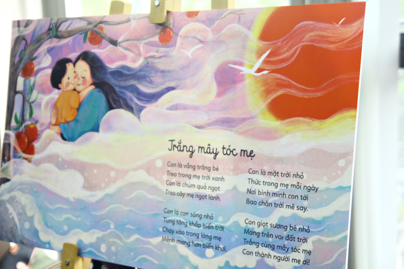 Không chỉ nói về tình cảm mẹ con, bài thơ "Trắng mây tóc mẹ" còn là những gửi gắm của tác giả về tình yêu đất nước.