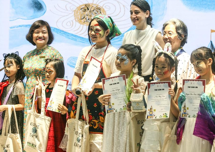 Các bạn nhỏ trong CLB Đọc sách cùng con đã mang đến vở kịch "Phòng cho thuê" đầy hứng khởi, dù chỉ mới tập luyện trong 3 ngày. Các bạn nhỏ trong CLB Đọc sách cùng con đã mang đến vở kịch "Phòng cho thuê" đầy hứng khởi, dù chỉ mới tập luyện trong 3 ngày.