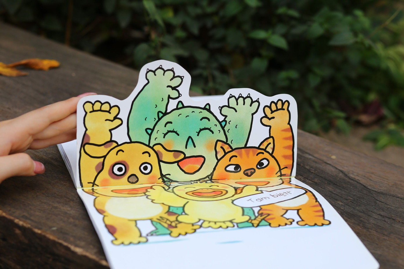 Bộ sách gây ấn tượng với những tấm hình lật ở mỗi trang, gây bất ngờ cho các bạn nhỏ. Bộ sách gây ấn tượng với những tấm hình lật ở mỗi trang, gây bất ngờ cho các bạn nhỏ.