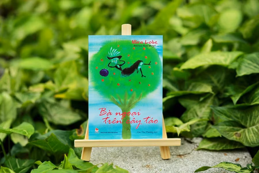 "Bà ngoại trên cây táo" kể về cậu bé Andi cùng mơ ước có một người bà của riêng cậu.