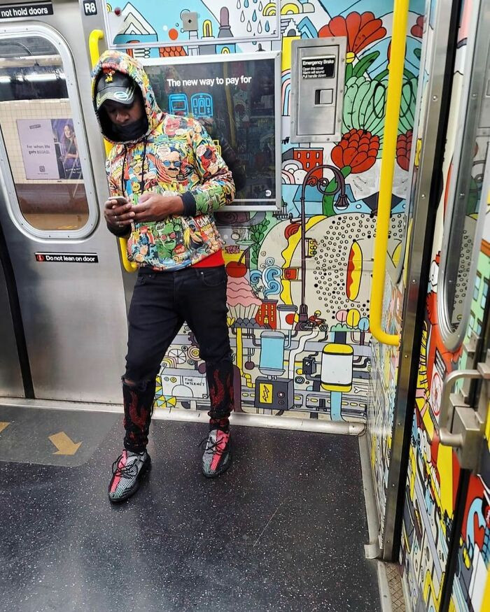 Chiếc áo của vị khách này thật sự hợp gu với khung cảnh trên tàu.