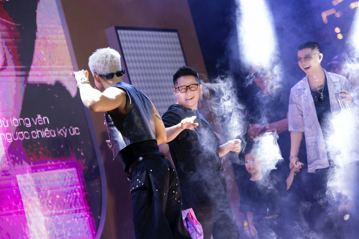 Ca sĩ Bằng Kiều "quẩy" cùng các đàn em.