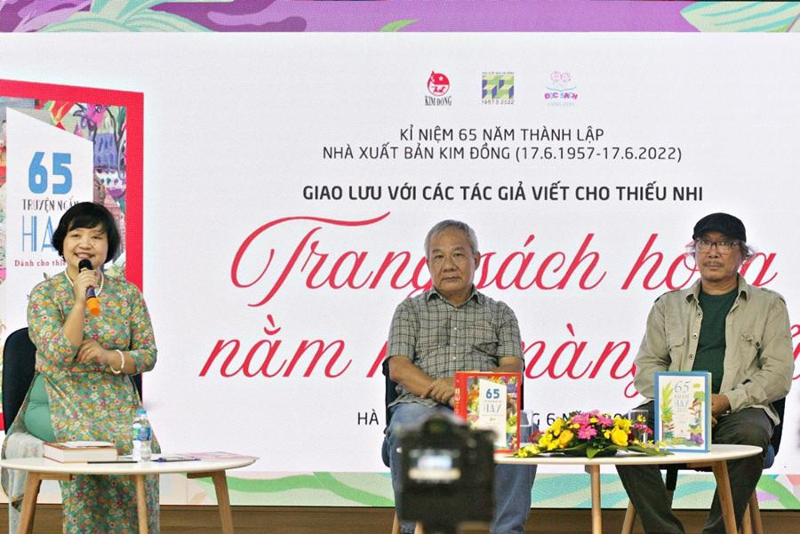 Tiến sĩ Giáo dục học Nguyễn Thụy Anh dẫn dắt buổi chuyện trò giao lưu cùng nhà văn Trần Đức Tiến và nhà thơ Cao Xuân Sơn nhân dịp ra mắt 2 tuyển tập sách. Ảnh: Thùy Dương