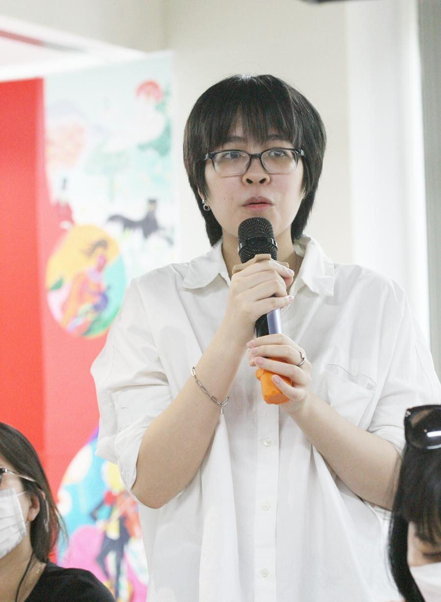 Tác giả trẻ Ngô Gia Thiên An chia sẻ trong buổi giao lưu các tác giả viết cho thiếu nhi. Ảnh: Thùy Dương