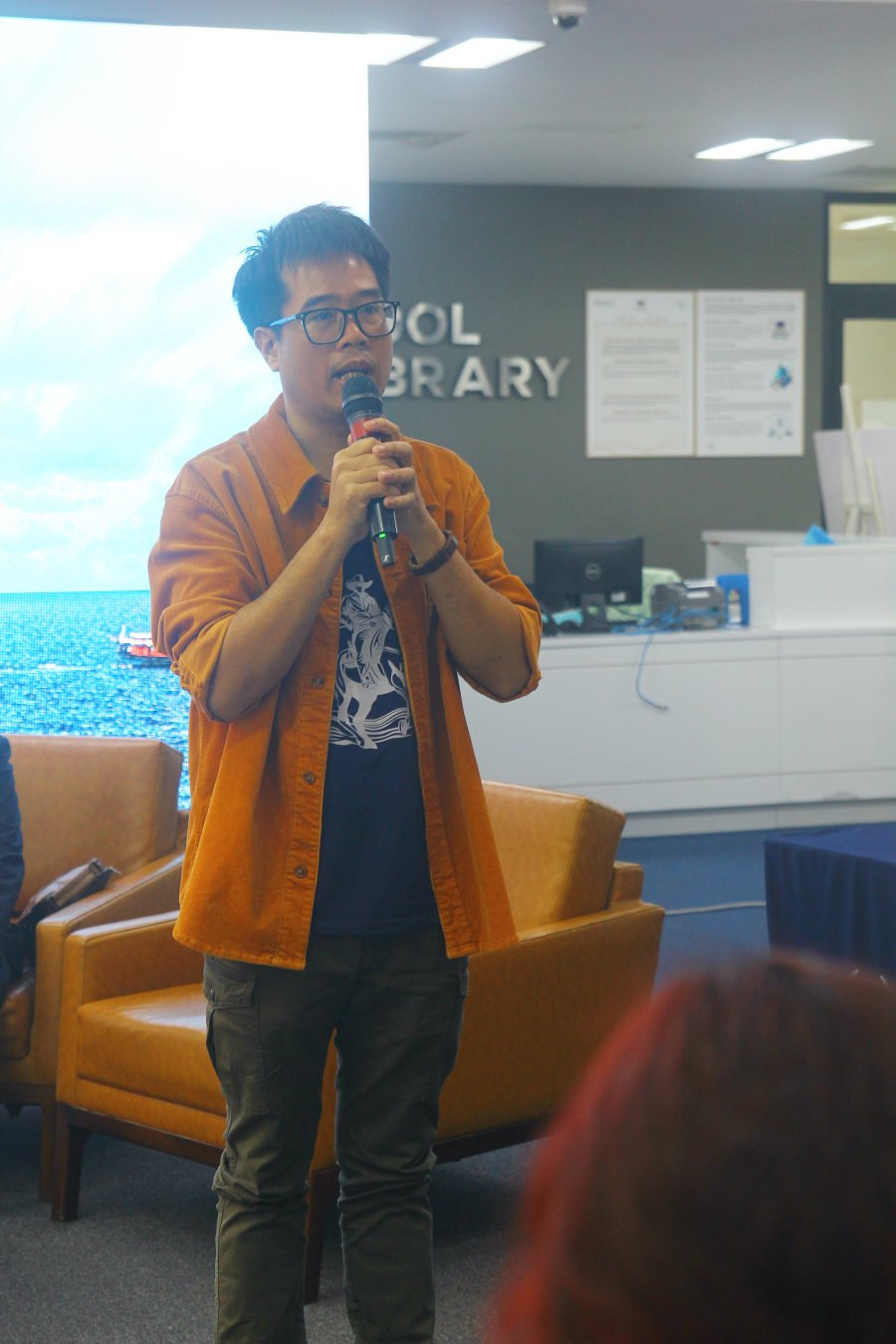 Nhà văn Nguyễn Xuân Thủy hứa sẽ mang những cánh thư của các bạn học sinh tới Trường Sa. Nhà văn Nguyễn Xuân Thủy hứa sẽ mang những cánh thư của các bạn học sinh tới Trường Sa.