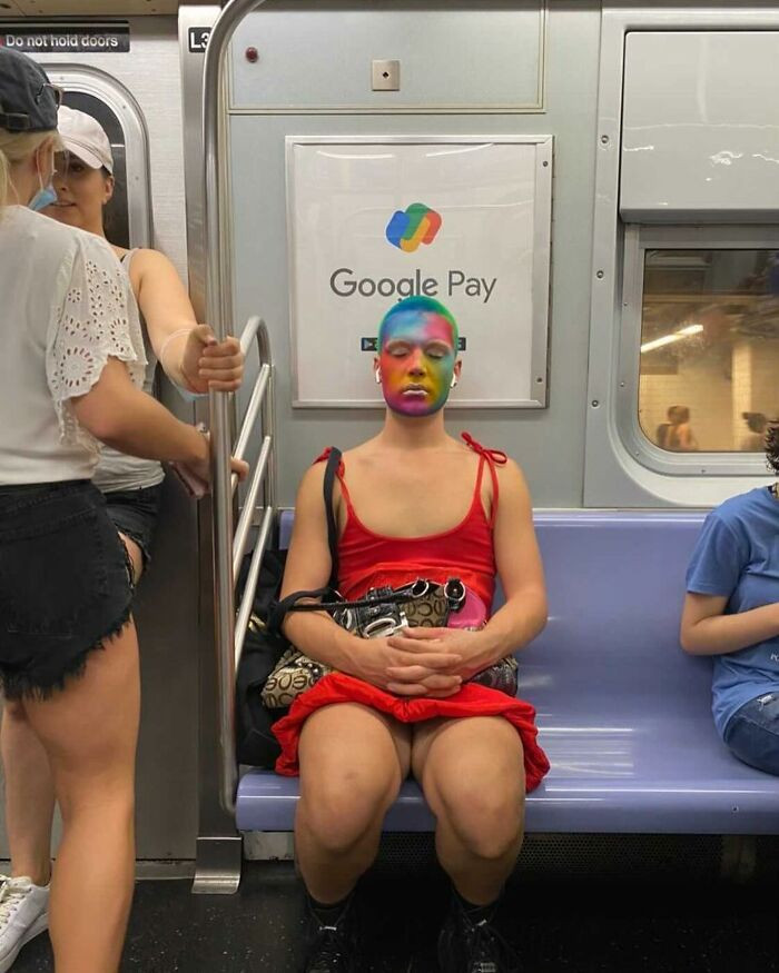 Trên các chuyến tàu điện ngầm luôn có nhiều điều thú vị và SubwayCreatures chính là nơi mọi người cùng chia sẻ về những điều mình bắt gặp trên tàu điện ngầm.
