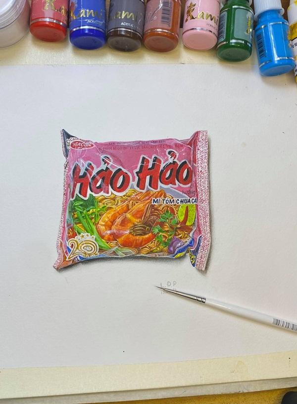 Nếu nhìn thoáng qua, rất dễ lầm tưởng là có một gói mì thật được đặt trên giấy.