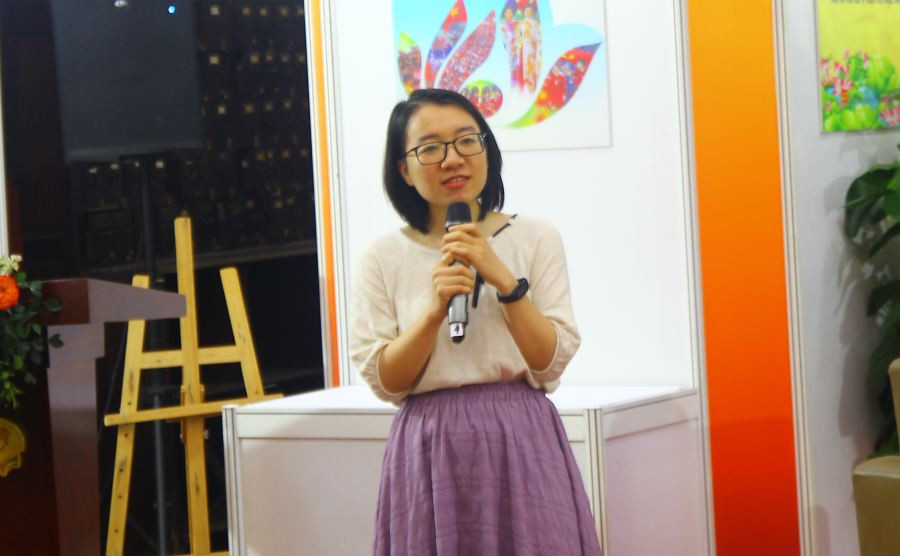 Chị Quỳnh Liên - biên soạn cuốn Những miền lưu dấu chia sẻ. Ảnh: T.Dương. Chị Quỳnh Liên - biên soạn cuốn Những miền lưu dấu chia sẻ. Ảnh: T.Dương.