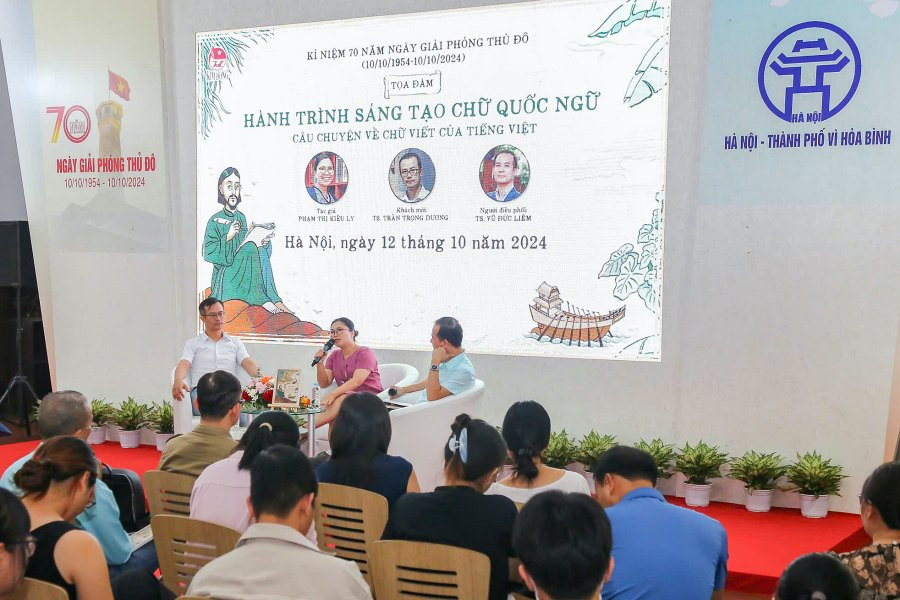 Tác giả Phạm Thị Kiều Ly chia sẻ về cuốn sách "Hành trình sáng tạo chữ Quốc ngữ". Ảnh: Kim Đồng. Tác giả Phạm Thị Kiều Ly chia sẻ về cuốn sách "Hành trình sáng tạo chữ Quốc ngữ". Ảnh: Kim Đồng.