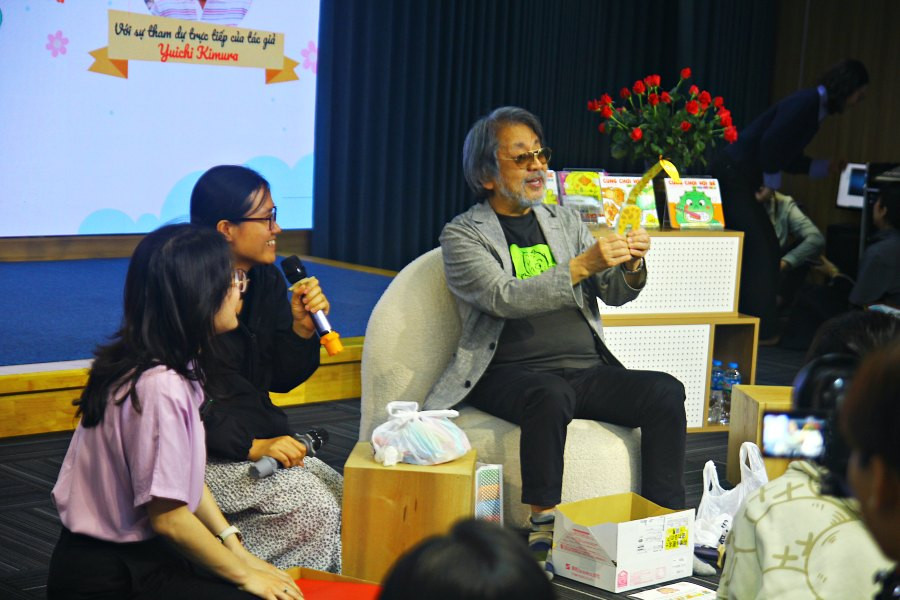 Tác giả Yuichi Kimura đã mang tới góc đọc sách những mô hình thủ công do bác tự làm, cùng nguyên liệu để hướng dẫn các bạn nhỏ Việt Nam làm đồ chơi. Tác giả Yuichi Kimura đã mang tới góc đọc sách những mô hình thủ công do bác tự làm, cùng nguyên liệu để hướng dẫn các bạn nhỏ Việt Nam làm đồ chơi.