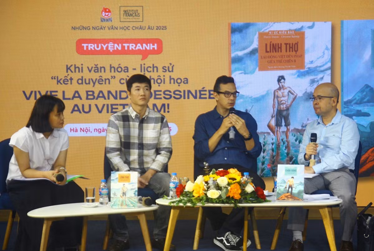Tác giả Clément Baloup (phát biểu) trong buổi ra mắt 2 cuốn trong bộ "Kí ức kiều bào".