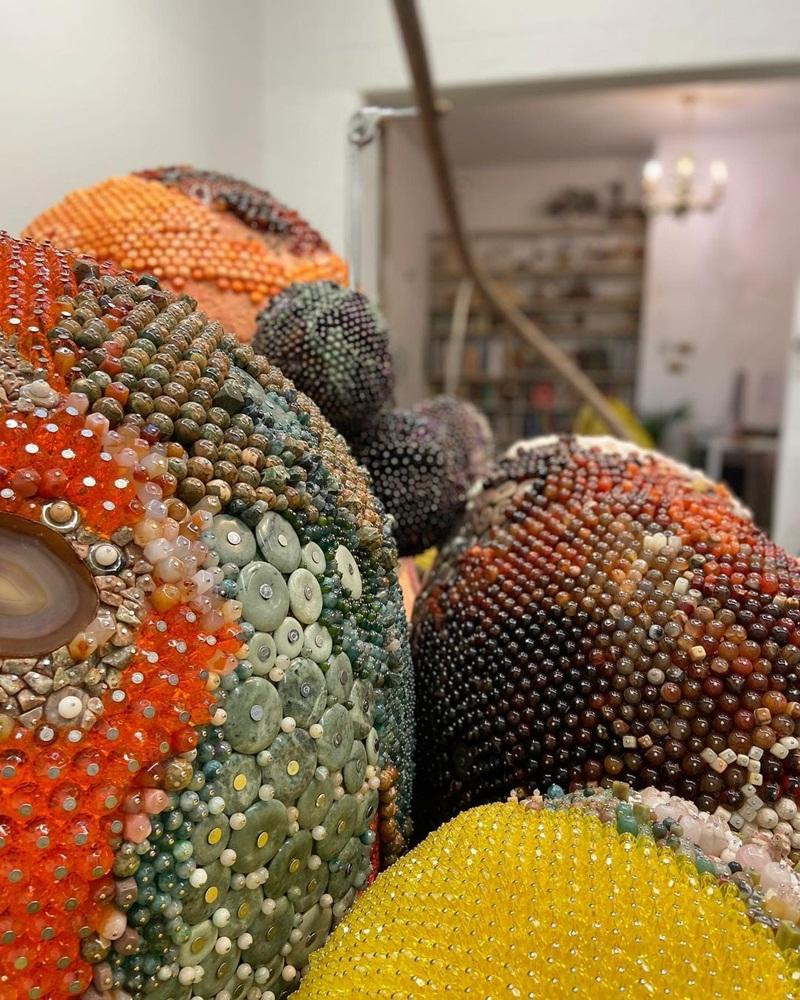 Kathleen đã dùng các loại đá quý và bán đá quý để tạo nên một bộ sưu tập lạ thường