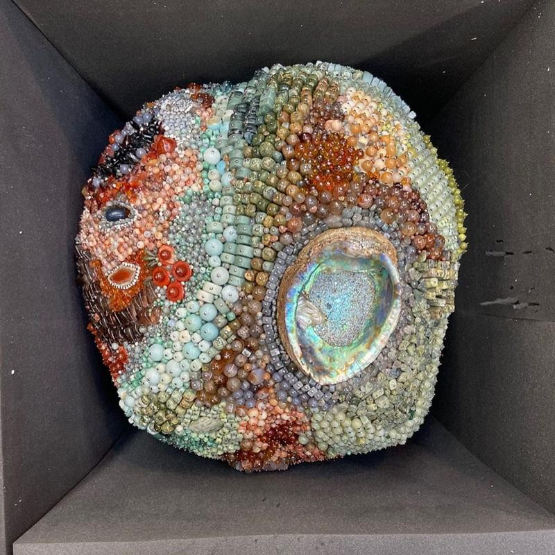 Nhìn xa, những loại hoa quả do Kathleen chế tác có thể khiến nhiều người rùng mình