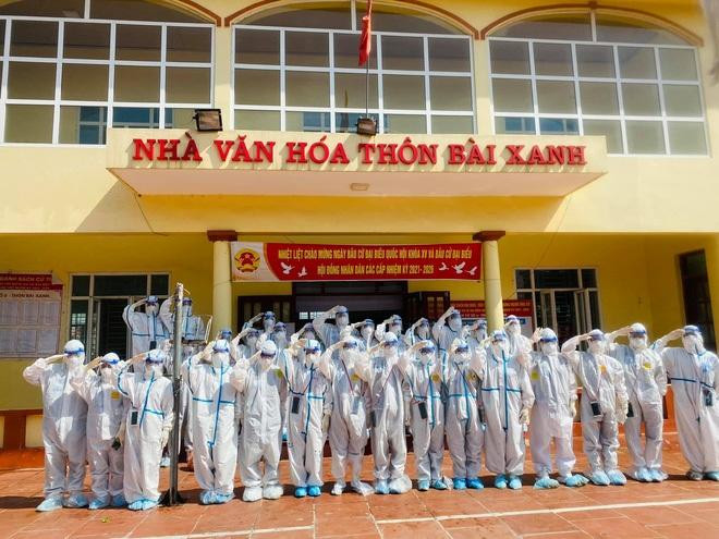 Các &quot;chiến sĩ&quot; áo trắng tại tâm dịch Bắc Giang, cố lên nhé!