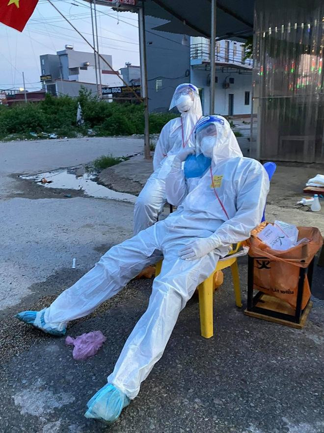 Các thành viên trong nhóm đã phải dùng các bọc nước đá để làm mát cơ thể.