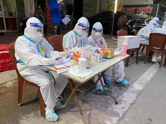 Các bạn sinh viên không ngại khó, ngại khổ, kiên trì làm việc dưới thời tiết nóng bức.