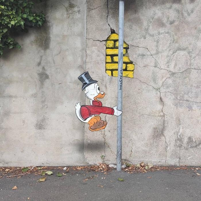 Nhờ có thêm ông chú Scrooge McDuck mà cây cột ven đường trở nên dễ thương hơn hẳn