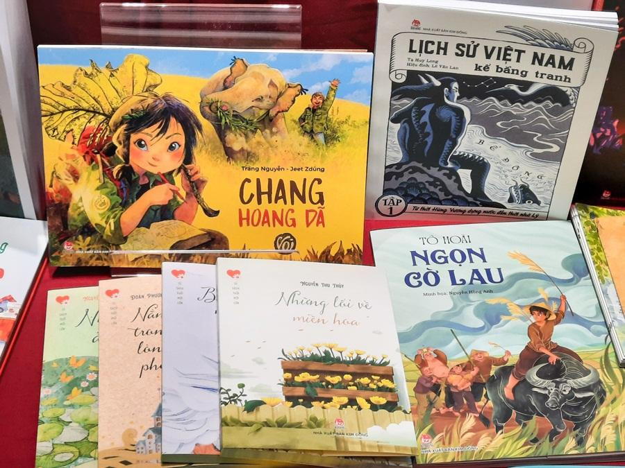 5 cuốn sách văn học tuổi mới lớn gồm: Thời hoa đỏ, Nắng trong thành phố, Nhện ảo, Ba chàng trai và một cô gái, Những lối về miền hoa.