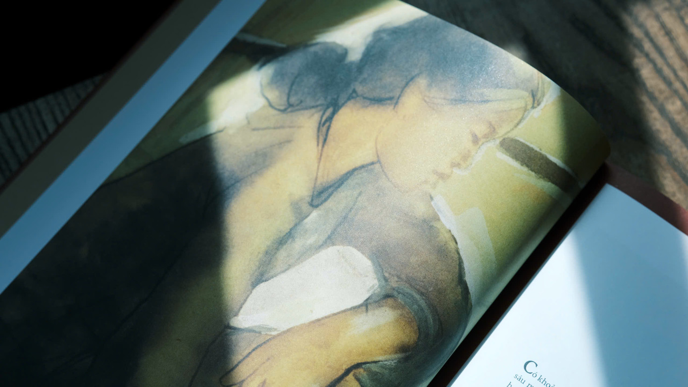 Ngoài các bức hoạ, cuốn sách còn đan xen giữa những kí sự, nhật kí, thư từ đầy cảm động gửi về từ chiến trường. Ngoài các bức hoạ, cuốn sách còn đan xen giữa những kí sự, nhật kí, thư từ đầy cảm động gửi về từ chiến trường.