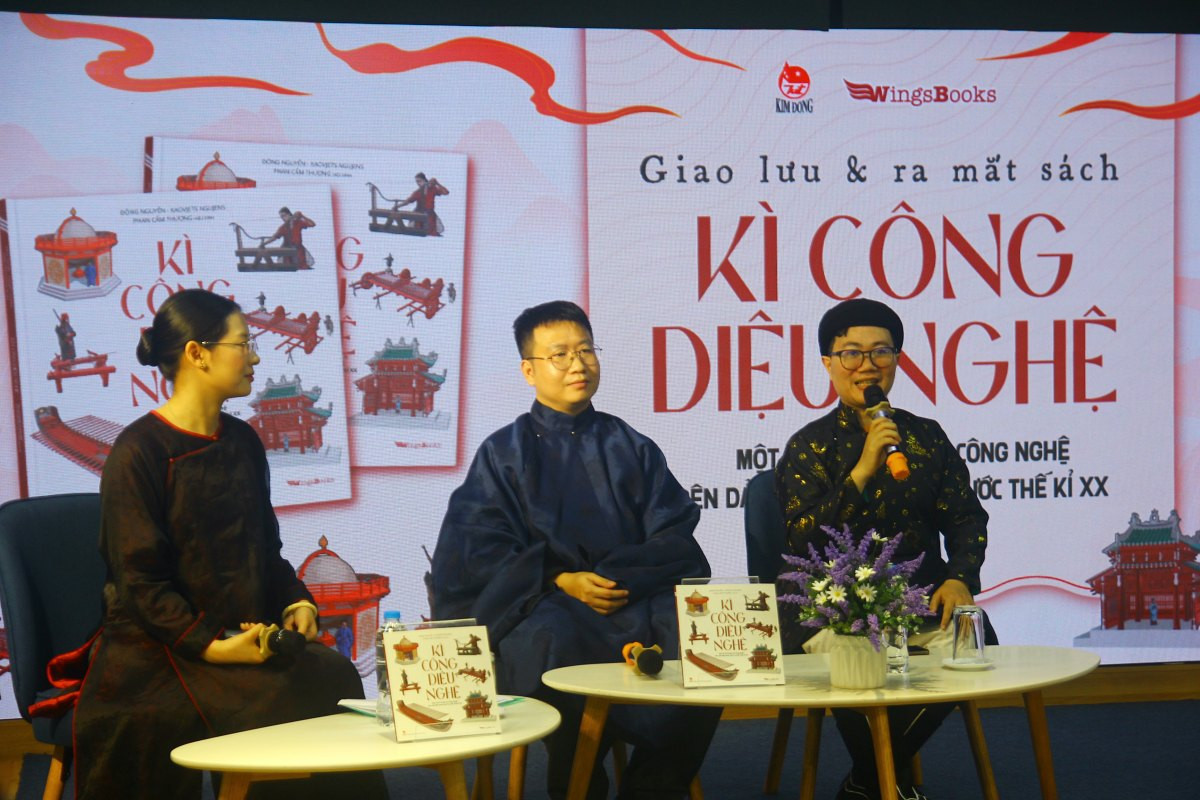 MC Giao Cùn cùng hoạ sĩ Kaovjets Ngujens và tác giả Đông Nguyễn trong buổi giới thiệu sách. MC Giao Cùn cùng hoạ sĩ Kaovjets Ngujens và tác giả Đông Nguyễn trong buổi giới thiệu sách.