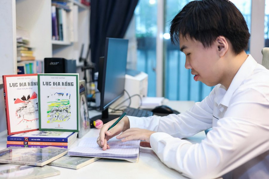 Cao Việt Quỳnh là tác giả trẻ tuổi nhất được giải thưởng Sách Quốc Gia Việt Nam năm 2022. Cao Việt Quỳnh là tác giả trẻ tuổi nhất được giải thưởng Sách Quốc Gia Việt Nam năm 2022.