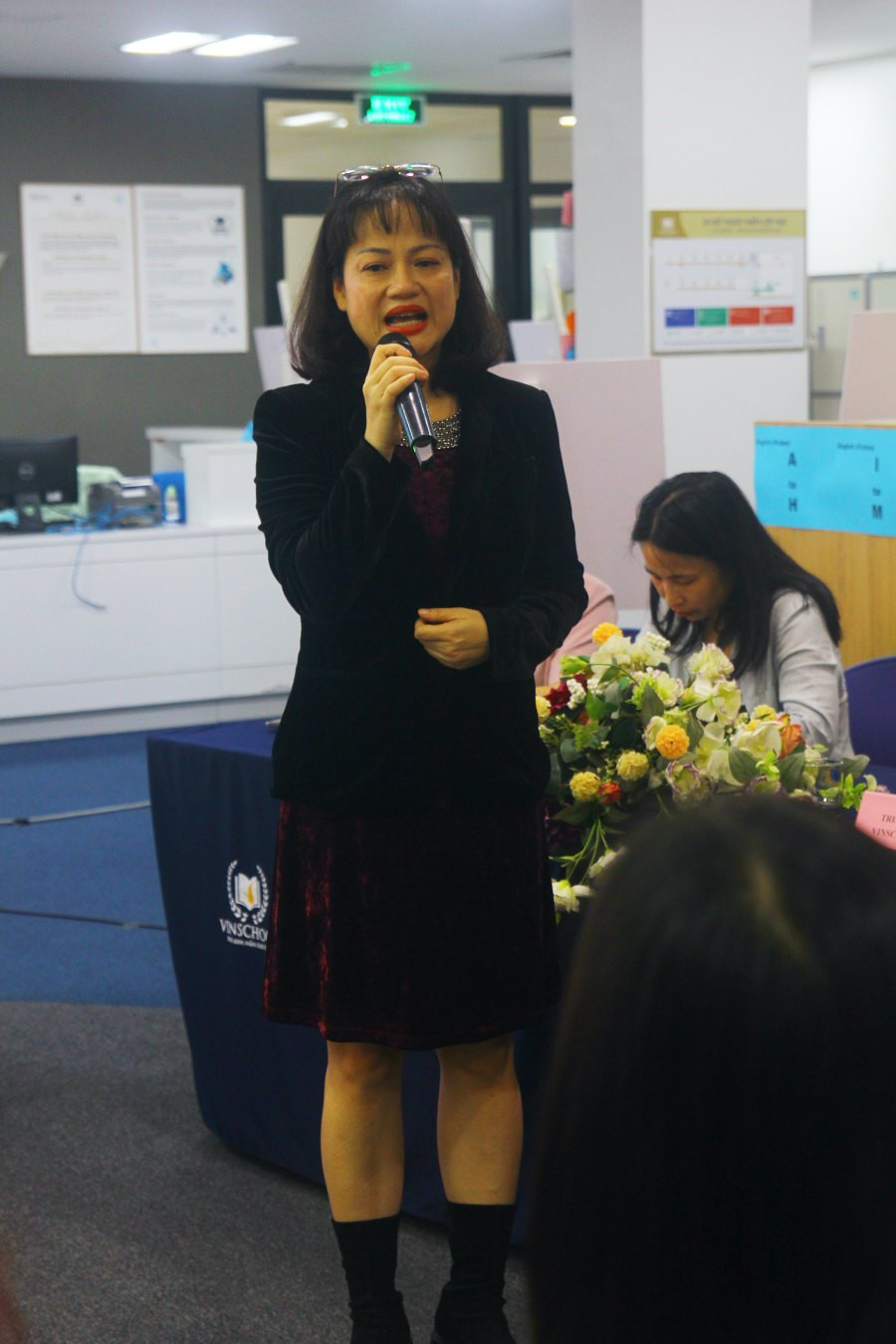 Nhà báo Nguyễn Mỹ Trà đã mang theo 20kg thiết bị gồm máy ảnh, lens để chụp những khoảnh khắc đáng nhớ khi ra đảo. Nhà báo Nguyễn Mỹ Trà đã mang theo 20kg thiết bị gồm máy ảnh, lens để chụp những khoảnh khắc đáng nhớ khi ra đảo.