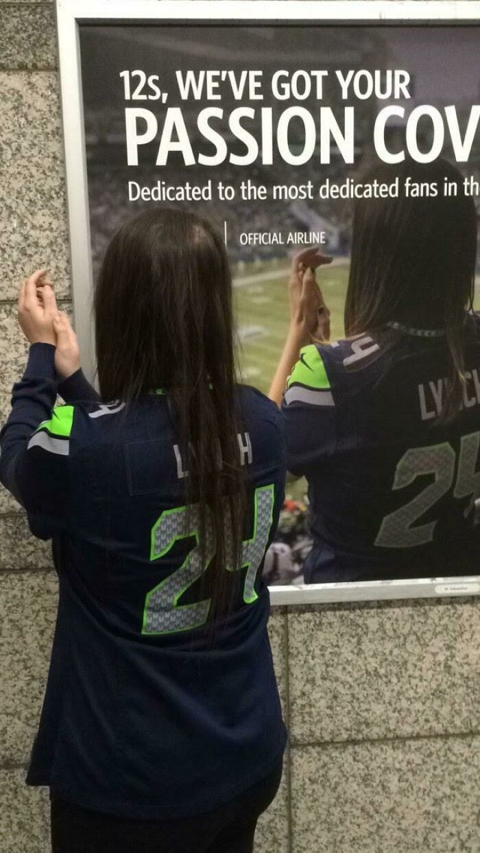 Phải chăng cô gái này cũng bước ra từ tấm poster?