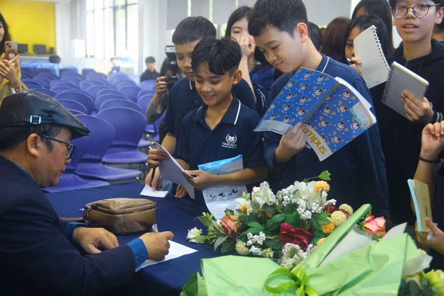 Các bạn nhỏ xin chữ ký các tác giả cuối chương trình.