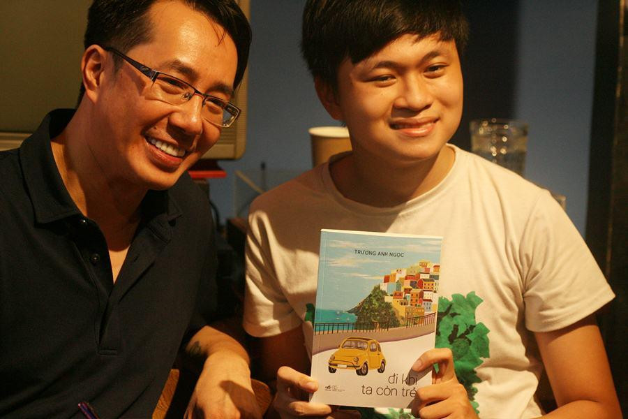 Tác giả Trương Anh Ngọc trong buổi giao lưu, kí tặng dành cho độc giả nhân dịp ra mắt cuốn "Đi khi ta còn trẻ". Ảnh: Thùy Dương Tác giả Trương Anh Ngọc trong buổi giao lưu, kí tặng dành cho độc giả nhân dịp ra mắt cuốn "Đi khi ta còn trẻ". Ảnh: Thùy Dương