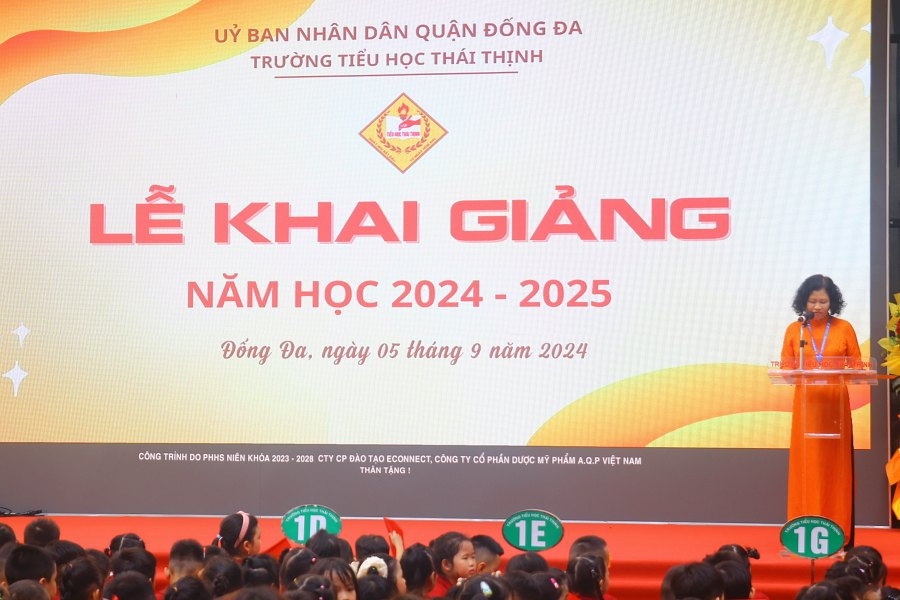 Cô Đỗ Ngọc Huệ - Bí thư chi bộ, Hiệu trưởng nhà trường đọc lời tuyên bố Khai giảng năm học mới.