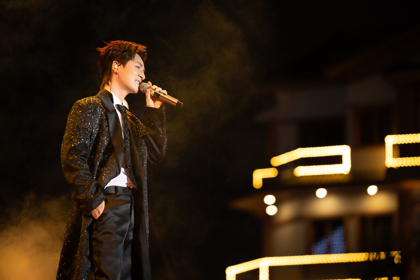 "Thanh Xuân Năm Ấy" dù đón một cơn mưa to nhưng ngắn ngủi, giúp fan meeting diễn ra trọn vẹn.