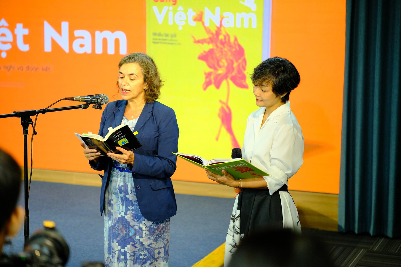 Bà Carmen Cano de Lasala Đại sứ đặc mệnh toàn quyền Vương quốc Tây Ban Nha tại Việt Nam và dịch giả Nguyễn Thị Kim Dung đọc thơ tại buổi ra mắt tuyển thơ.