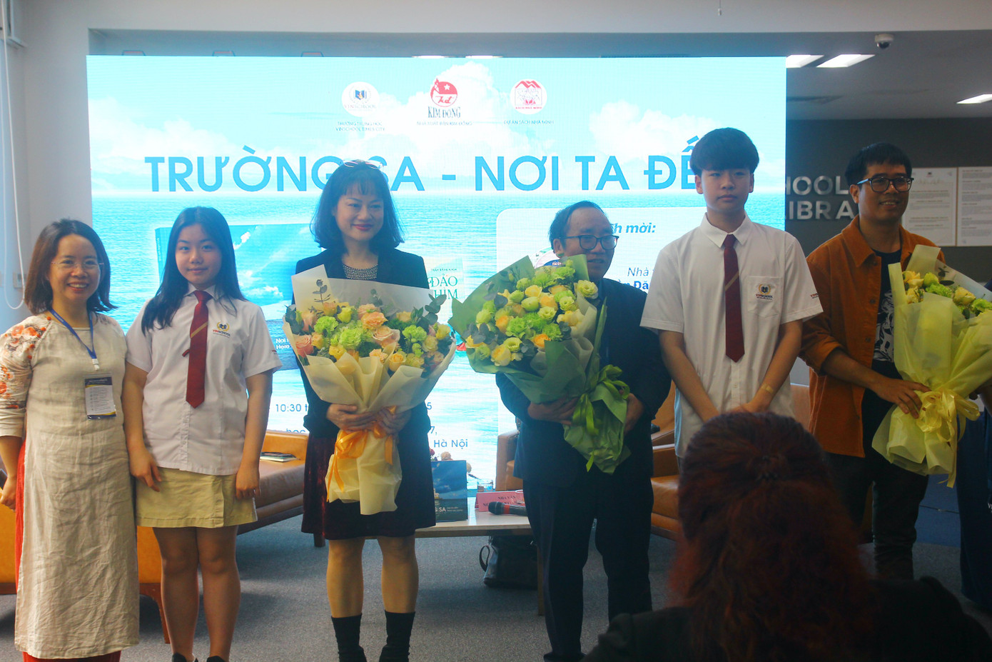 Cô Thùy Dương (Dự án Sách Nhà Mình), cùng các khách mời: Nhà báo Nguyễn Mỹ Trà, nhà thơ Trần Đăng Khoa, nhà văn Nguyễn Xuân Thủy cùng các bạn học sinh. Cô Thùy Dương (Dự án Sách Nhà Mình), cùng các khách mời: Nhà báo Nguyễn Mỹ Trà, nhà thơ Trần Đăng Khoa, nhà văn Nguyễn Xuân Thủy cùng các bạn học sinh.