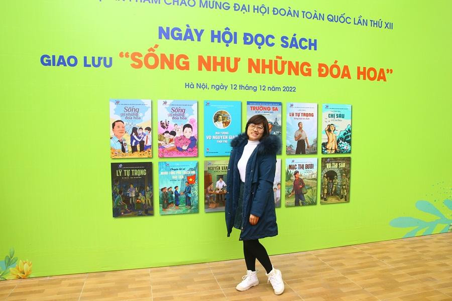 Hà Bích Hảo, diễn giả tại buổi giao lưu "Sống như những đóa hoa" tại THCS Tứ Liên (Hà Nội). Hà Bích Hảo, diễn giả tại buổi giao lưu "Sống như những đóa hoa" tại THCS Tứ Liên (Hà Nội).