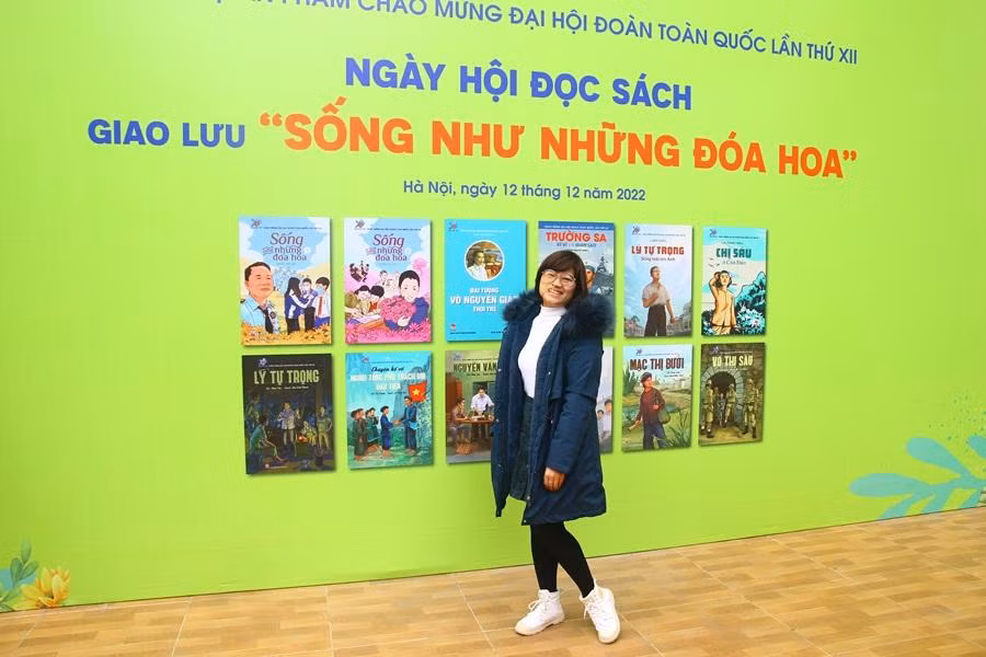 Hà Bích Hảo, diễn giả tại buổi giao lưu "Sống như những đóa hoa" tại THCS Tứ Liên (Hà Nội). Hà Bích Hảo, diễn giả tại buổi giao lưu "Sống như những đóa hoa" tại THCS Tứ Liên (Hà Nội).
