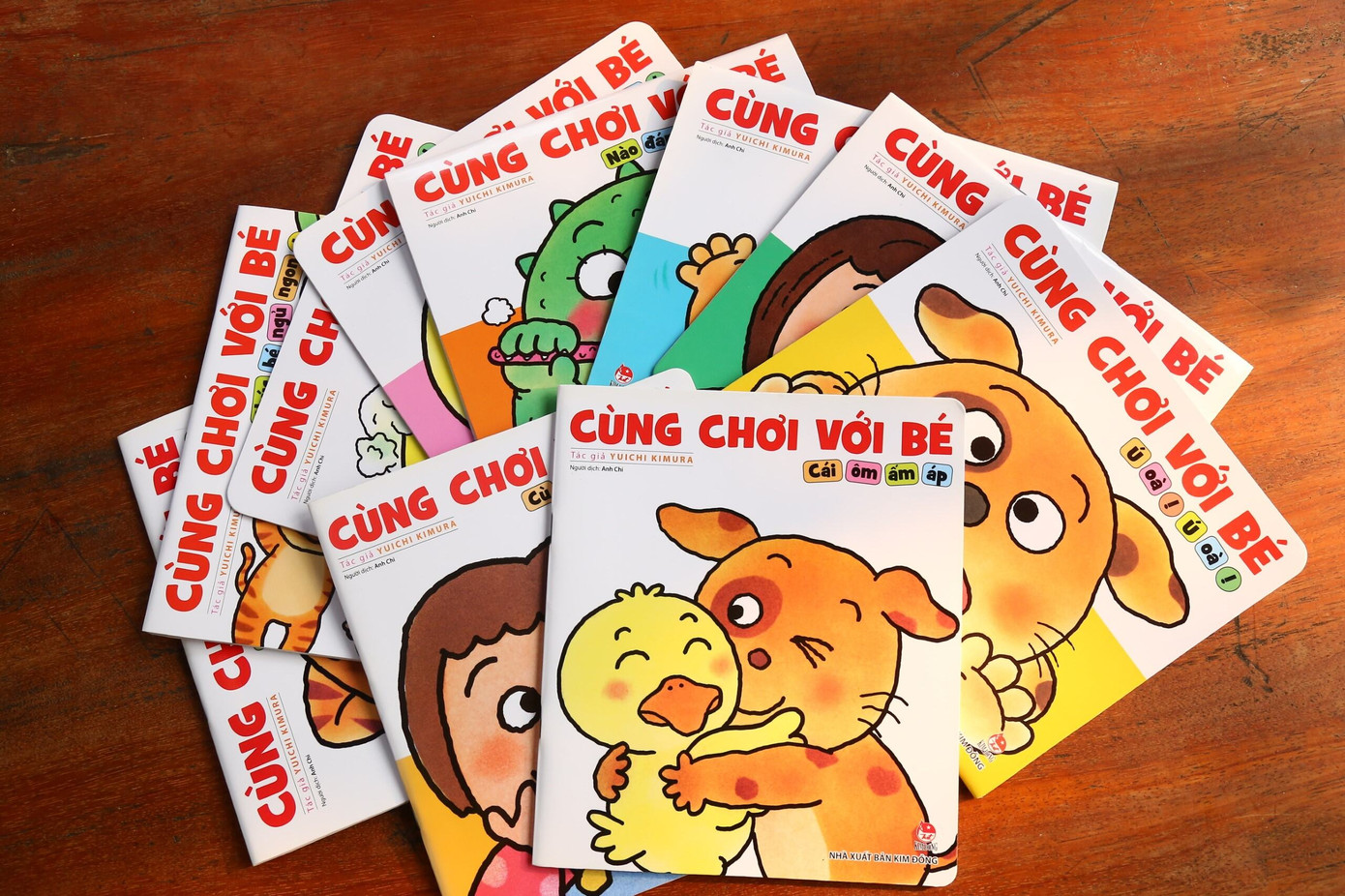 Bộ sách "Cùng chơi với bé" gồm 12 tập, đã phát hành 155.000 bản tại Việt Nam. Bộ sách "Cùng chơi với bé" gồm 12 tập, đã phát hành 155.000 bản tại Việt Nam.