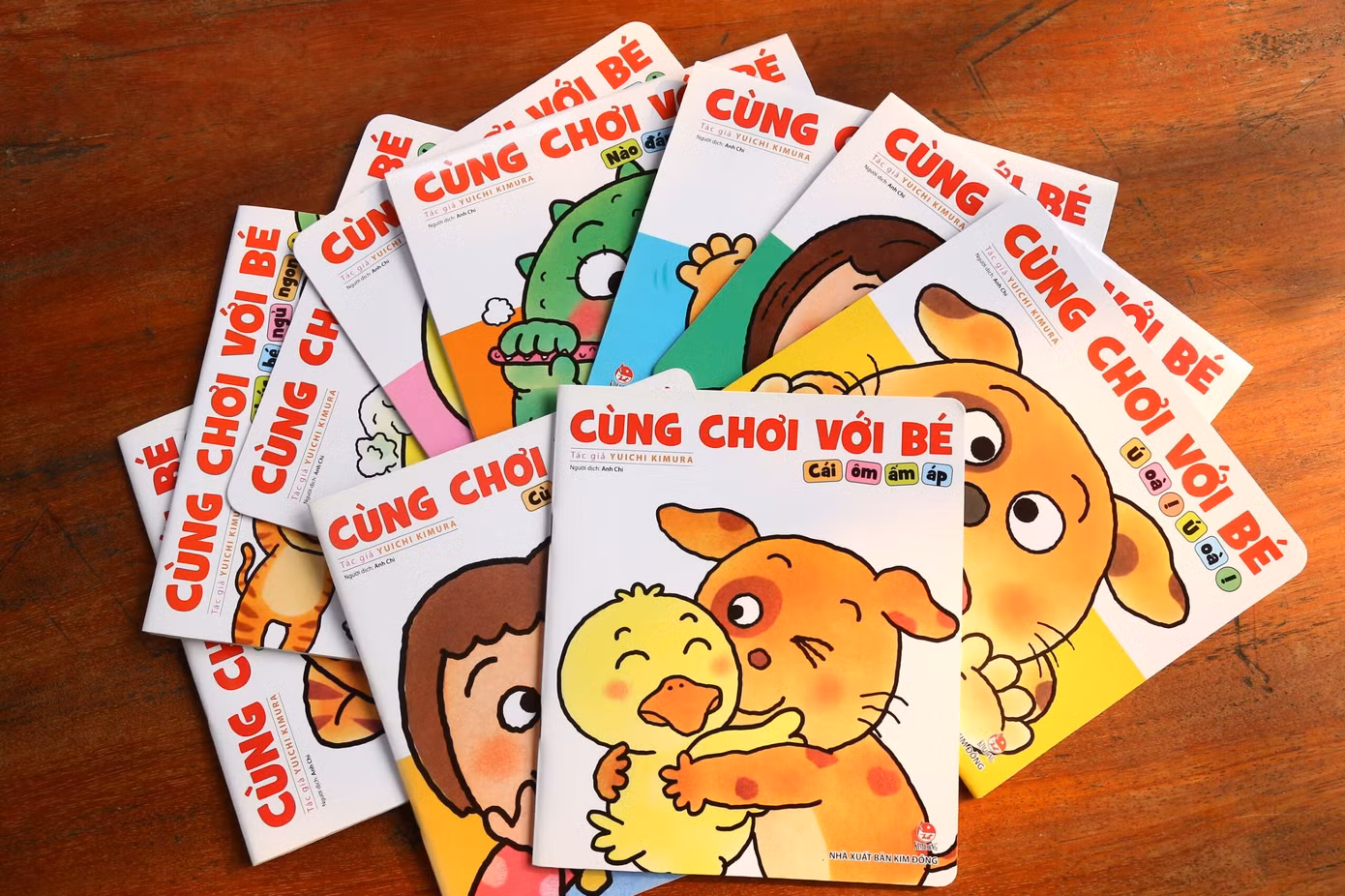 Bộ sách "Cùng chơi với bé" gồm 12 tập, đã phát hành 155.000 bản tại Việt Nam.